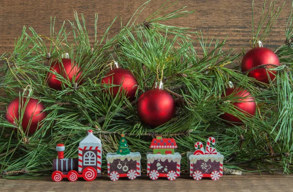 Giocattolo treno di Natale sullo sfondo di rami di pino. — Foto Stock