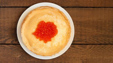 Beyaz tabakta bir yığın krep.