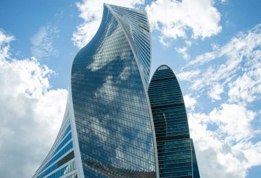 Gündüz gökyüzünün arka planında yansıtılan gökdelenler.