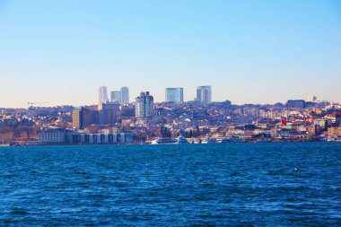 Marmara mavi denizi. Arka planda İstanbul Silueti