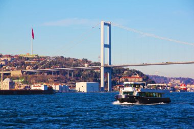Gemi mavi denizde hareket ediyor. - Ne? Arka planda İstanbul Silueti