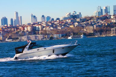 Gemi mavi denizde hareket ediyor. - Ne? Arka planda İstanbul Silueti