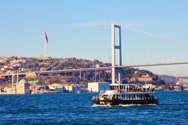 Gemi mavi denizde hareket ediyor. - Ne? Arkaplanda İstanbul Köprüsü