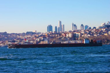 Gemi mavi denizde hareket ediyor. - Ne? Arka planda İstanbul Silueti