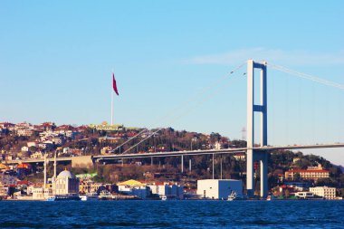 Gemi mavi denizde hareket ediyor. - Ne? Arka planda İstanbul Silueti