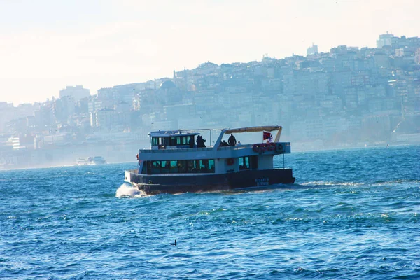 Navio Barco Está Movendo Mar Azul Silhueta Istambul Segundo Plano — Fotografia de Stock