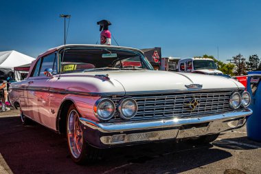 Reno, NV - 4 Ağustos 2021: 1962 Ford Galaxie 500 Sunliner Yerel bir araba fuarında.