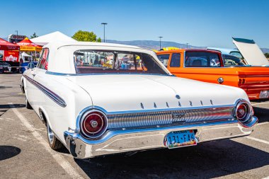 Reno, NV - 4 Ağustos 2021: 1962 Ford Galaxie 500 Sunliner Yerel bir araba fuarında.