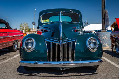 Reno, NV - 4 Ağustos 2021: 1939 Ford Deluxe Coupe Yerel bir araba fuarında.