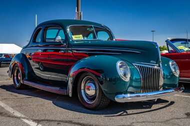Reno, NV - 4 Ağustos 2021: 1939 Ford Deluxe Coupe Yerel bir araba fuarında.