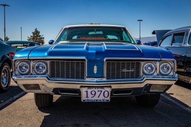 Reno, NV - 4 Ağustos 2021: 1970 Oldsmobile Cutlass S Hardtop Coupe Yerel bir araba fuarında.