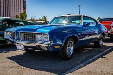 Reno, NV - 4 Ağustos 2021: 1970 Oldsmobile Cutlass S Hardtop Coupe Yerel bir araba fuarında.