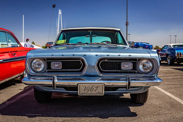 Reno, NV - 4 Ağustos 2021: 1967 Plymouth Barracuda Hardtop Coupe Yerel bir araba fuarında.