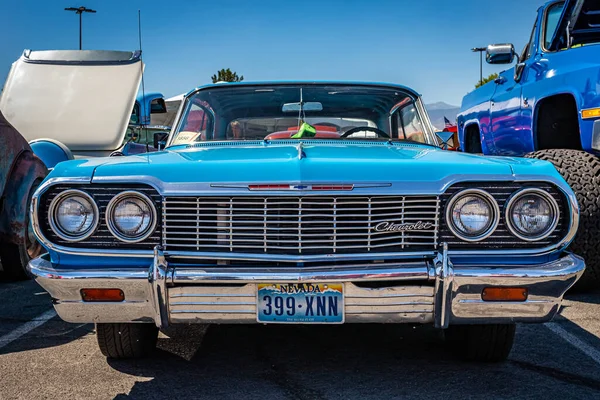 Reno, NV - 4 Ağustos 2021: 1964 Chevrolet Impala Spor Coupe Yerel bir araba fuarında.