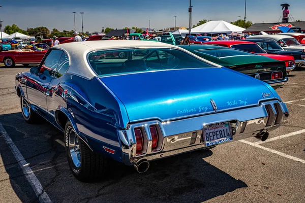 Рено Августа 2021 Года 1970 Oldsmobile Cutter Hardtop Coupe Местном — стоковое фото