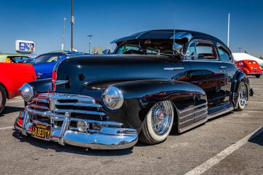 Reno, NV - 4 Ağustos 2021 Chevrolet Fleetline Aerosedan Coupe Yerel bir araba fuarında.