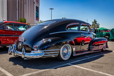 Reno, NV - 4 Ağustos 2021 Chevrolet Fleetline Aerosedan Coupe Yerel bir araba fuarında.