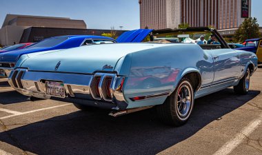 Reno, NV - 4 Ağustos 2021: 1970 Oldsmobile Cutlass Yerel bir araba fuarında Üstü açılır.