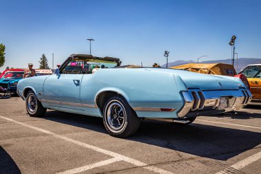 Reno, NV - 4 Ağustos 2021: 1970 Oldsmobile Cutlass Yerel bir araba fuarında Üstü açılır.