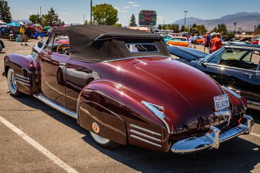 Reno, NV - 4 Ağustos 2021: 1941 Cadillac Serisi 62 Yerel bir araba fuarında Üstü açılır.