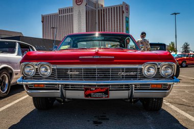 Reno, NV - 4 Ağustos 2021: 1965 Chevrolet Impala Coupe Yerel bir araba fuarında.