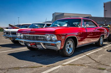 Reno, NV - 4 Ağustos 2021: 1965 Chevrolet Impala Coupe Yerel bir araba fuarında.