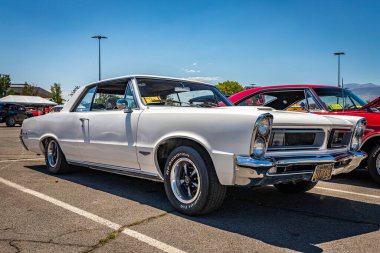 Reno, NV - 4 Ağustos 2021: 1965 Pontiac LeMans GTO Hardtop Coupe Yerel bir araba fuarında.