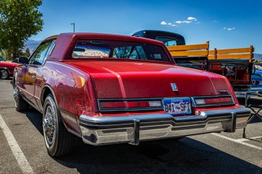 Reno, NV - 4 Ağustos 2021: 1983 Oldsmobile Toronado Brougham Yerel bir araba fuarında.