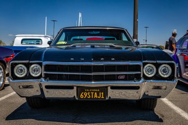 Reno, NV - 4 Ağustos 2021 Buick Gran Spor Hardtop Coupe Yerel bir araba fuarında.