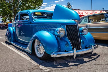 Reno, NV - 4 Ağustos 2021: 1936 Ford Model 68 Deluxe Coupe Yerel bir araba fuarında.