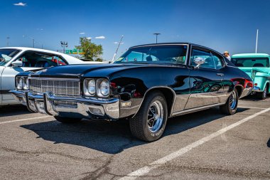 Reno, NV - 4 Ağustos 2021: 1972 Buick Skylark Custom Hardtop Coupe Yerel bir araba fuarında.