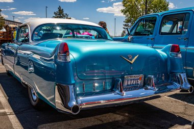Reno, NV - 4 Ağustos 2021: 1955 Cadillac Serisi 62 Hardtop Coupe Yerel bir araba fuarında.