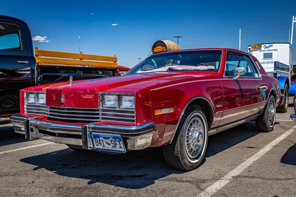 Reno, NV - 4 Ağustos 2021: 1983 Oldsmobile Toronado Brougham Yerel bir araba fuarında.