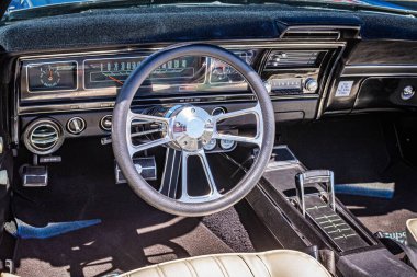 Reno, NV - 4 Ağustos 2021: 1968 Chevrolet Impala Super Sport Üstü açılabilir araba fuarında.