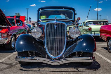 Reno, NV - 4 Ağustos 2021: 1934 Ford Victoria Deluxe Model 46 Tudor Sedan Yerel bir araba fuarında.