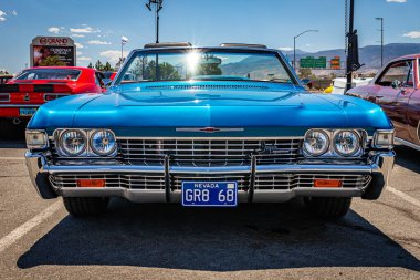 Reno, NV - 4 Ağustos 2021: 1968 Chevrolet Impala Super Sport Üstü açılabilir araba fuarında.