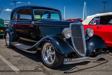 Reno, NV - 4 Ağustos 2021: 1934 Ford Victoria Deluxe Model 46 Tudor Sedan Yerel bir araba fuarında.