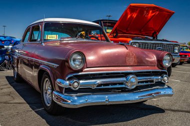 Reno, NV - 4 Ağustos 2021: 1954 Ford Gümrük Hattı Tudor Sedan Yerel bir araba fuarında.