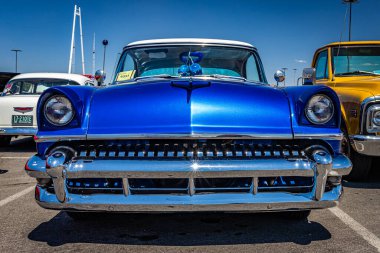 Reno, NV - 4 Ağustos, 2021 Mercury Monterey 2 Kapısı Yerel bir araba fuarında.