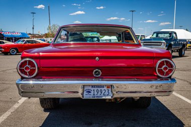 Reno, NV - 4 Ağustos 2021: 1965 Ford Falcon Hardtop Coupe Yerel bir araba fuarında.