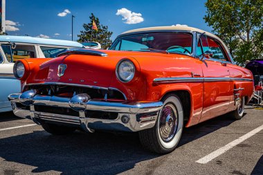 Reno, NV - 4 Ağustos 2021: 1953 Mercury Monterey Özel Hardetop Coupe Yerel bir araba fuarında.