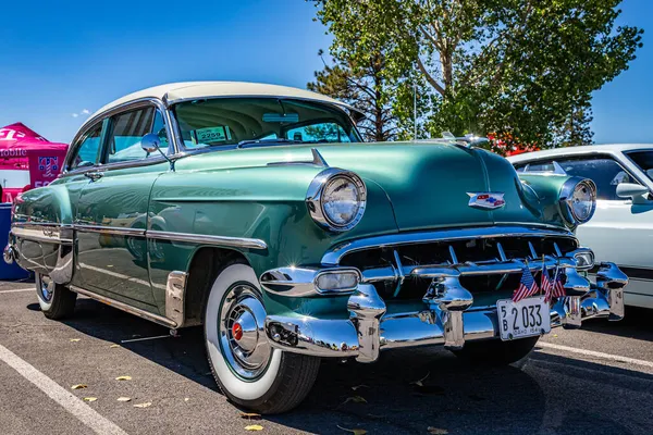 2021年8月4日 1954年雪佛兰贝尔跑车 Chevrolet Belair Sport Coupe 在当地车展上的表演 — 图库照片