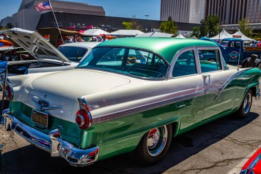 Reno, NV - 5 Ağustos 2021: 1956 Ford Fairlane Club Sedan Yerel bir araba fuarında.