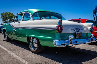 Reno, NV - 5 Ağustos 2021: 1956 Ford Fairlane Club Sedan Yerel bir araba fuarında.