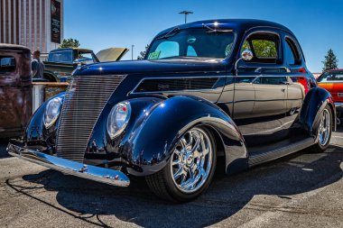 Reno, NV - 5 Ağustos 2021: 1937 Ford DeLuxe Coupe Yerel bir araba fuarında.