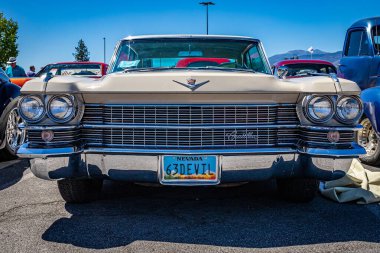 Reno, NV - 5 Ağustos 2021: 1963 Cadillac Coupe de Ville Yerel bir araba fuarında.