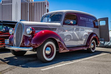 Reno, NV - 5 Ağustos 2021: 1938 Ford Panel Truck Yerel bir araba fuarında.