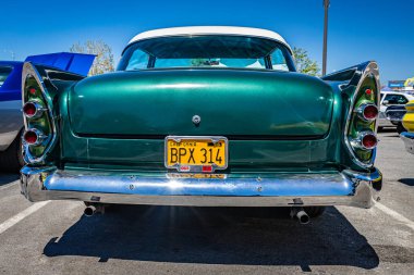 Reno, NV - 5 Ağustos 2021 Dodge Royal Lancer Hardtop Coupe Yerel bir araba fuarında.