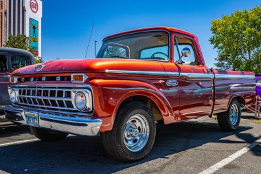 Reno, NV - 5 Ağustos 2021: 1965 Ford F100 Pickup Truckat Yerel bir araba fuarı.