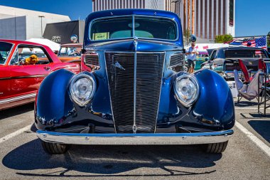 Reno, NV - 5 Ağustos 2021: 1937 Ford Model 78 Deluxe Coupe Yerel bir araba fuarında.